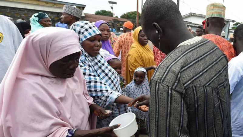 Mutane na shan ruwan zafi saboda yunwa a » Alfijir